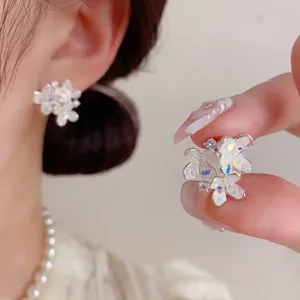 Primer plano de pendientes de flores de cristal brillante, detalle de joyería fina.