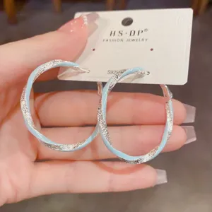 Orecchini a cerchio torto azzurro chiaro da donna, eleganti accessori per orecchie in metallo per feste.