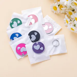 Bonitas placas de identificación de metal coloridas para mascotas con diseño de corazón.