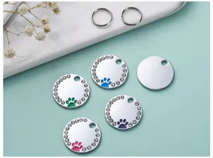 Pendentif étiquette pour animal strass patte avec anneaux métal, vue de détail.