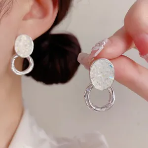 Exquisitos pendientes de cristal hechos a mano con elegante diseño oval y doble anillo.