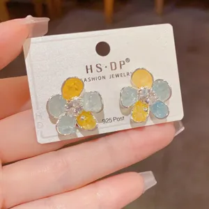 Pendientes de boton con flores coloridas de cristal brillante para mujeres de moda.