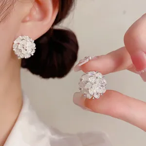 Exquisitos pendientes de botón de cristal floral hecho a mano, diseño dulce y elegante.