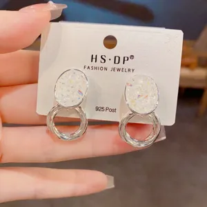 Detalle de cristales hechos a mano que muestra un diseño de doble anillo iridiscente.