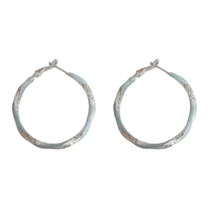 Chic orecchini a cerchio intrecciati azzurri con dettagli scintillanti per la moda.