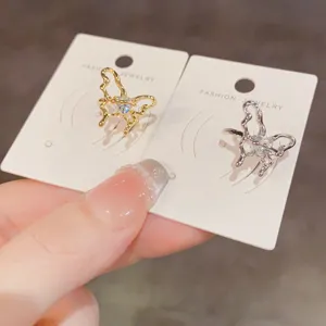 Moda Minimalista Metal Hueco Mariposa Pendiente de Cartílago Diseño Único Sin Perforación Cobre Strass Pendientes de Clip para Mujer Joyería