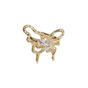 Brazalete de oreja de mariposa hueca de metal dorado para mujer, pendiente de clip minimalista.