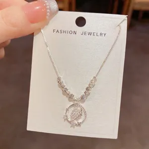 Detalle de collar con colgante de planeta de circonita, dije de estrella brillante.