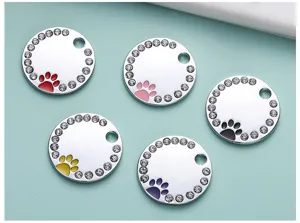 Vue détaillée de médailles pour animaux strass brillantes avec pendentif patte émaillée.