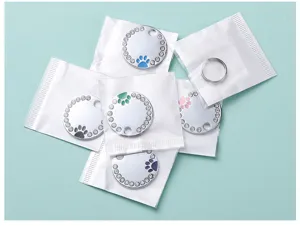 Pendentif médaillon pour animal de compagnie strass empreinte patte, élégant et résistant.