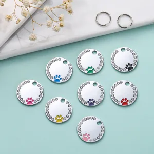 Pendentif rond pour animaux en strass avec empreinte de patte coloree pour chien.