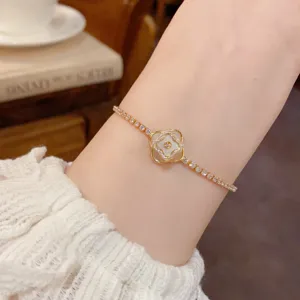 Exquisite rotating shell four-leaf clover bracelet for women, elegant minimalist luxury wrist jewelry.