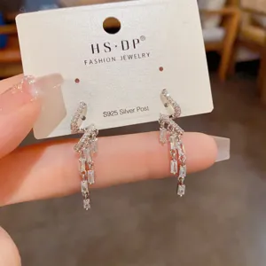 Boucles d'oreilles pompon torsadées en zircone argent S925 vue détaillée, pendantes élégantes.