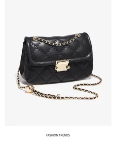 Sac bandoulière matelassé en cuir noir avec quincaillerie dorée et design chic élégant.