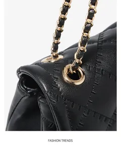Sac à bandoulière en cuir matelassé noir avec chaîne dorée, design minimaliste élégant.