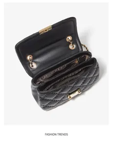 Sac à bandoulière en cuir matelassé noir, chaîne élégante, fermoir métallique, agencement intérieur.