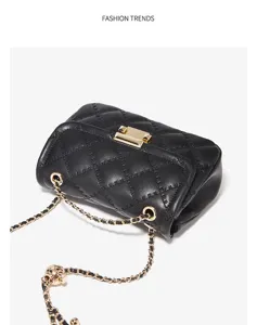 Vue detaillee du sac a main en cuir matelasse noir avec chaine elegante et fermoir metallique.