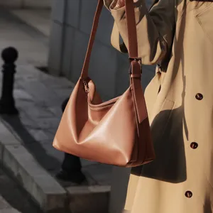 Stylish soft leather shoulder bag for women, large capacity casual hobo tote bag daily use.