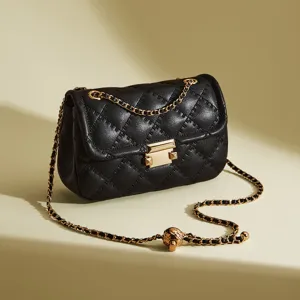 Sac bandoulière noir en cuir matelassé avec chaîne dorée, sac élégant et minimaliste.