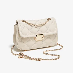 Élégante sac bandoulière matelassé avec chaîne pour femme, sac à main chic et tendance.