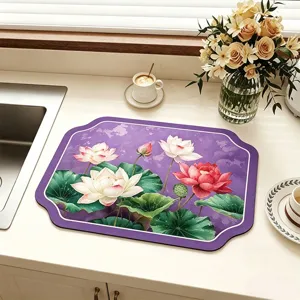 Primo piano dettagliato del tappetino di drenaggio di loto con vivace stampa floreale.