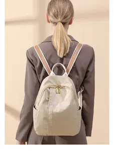 Zaino casual da donna per commuting, leggero zainetto da viaggio in nylon con tasche.