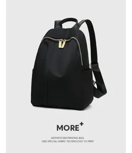 Vista dettagliata dello zaino casual in nylon nero con doppie cerniere lampo dorate.