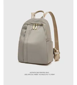 Vista dettagliata dello zaino casual grigio versatile con cerniere dorate resistenti.