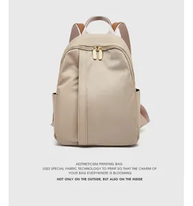 Zaino beige casual ed elegante da donna, leggero per viaggio e lavoro con dettagli e zip dorate.