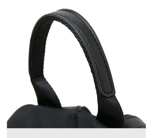 Dettaglio della maniglia dello zaino nero con finiture in pelle PU di alta qualità e robusto nylon.