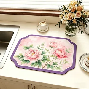 Vista di dettaglio del tappetino assorbente da cucina con motivo di peonia rosa e bordo viola.