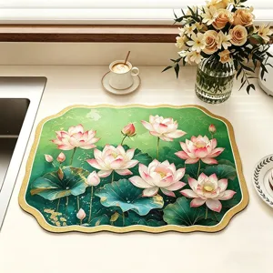 Vista dettagliata del tappetino da cucina scolapiatti con motivo di loto assorbente.