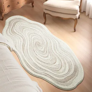 Vista detallada de la alfombra abstracta suave con textura lujosa y bordes cuidados.