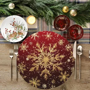 Tovaglietta rotonda di Natale con sfumatura rossa e fiocchi dorati per decorazione festiva.
