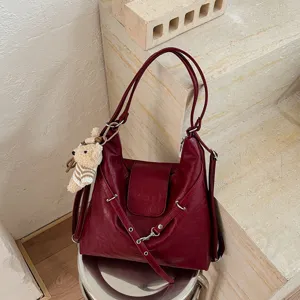 Bolso de hombro Hobo burdeos de gran capacidad para mujer con bonito colgante de osito.