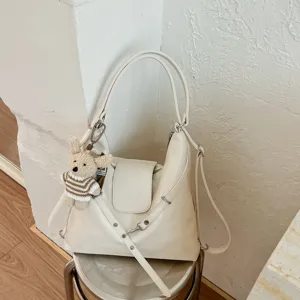Mochila bolso de hombro convertible informal blanca con tierno oso colgante mujer