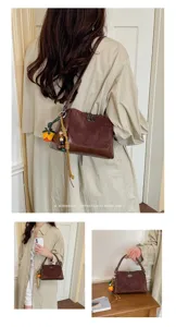 Bolso cruzado retro marrón de ante para mujer, bolso de mano casual con bonitos dijes.