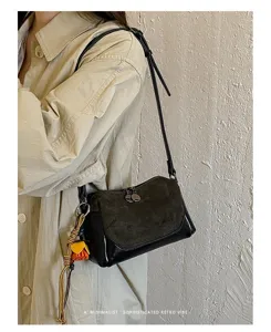 Bolso cruzado retro de ante para mujer, elegante bolso de hombro con un diseño moderno.