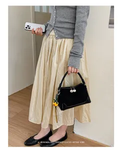 Toma de detalle del bolso de mano retro mate negro en un elegante estilo de cercanías.