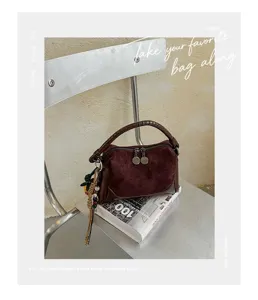 Elegante bolso de mano retro de ante para mujer, bolso cruzado versátil con asa trenzada.