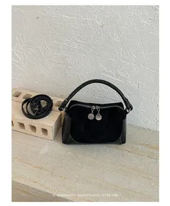 Bolso de mano retro de ante negro con asa trenzada, elegante bolso cruzado minimalista.