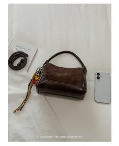 Bolso de ante retro para mujer, elegante bolso bandolera marrón con asa trenzada y estilo vintage.