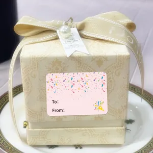 Détail de boîte cadeau beige exquise avec ruban élégant, perle et étiquette de message.