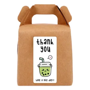 Primer plano detallado de un lindo adhesivo de sellado rectangular de té con leche boba en la caja.