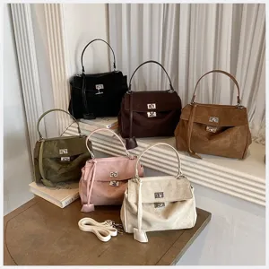 Elegante Handtasche aus Wildleder-Imitat mit Tragegriff und Drehverschluss für Damen.