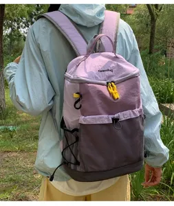 Detail van de tweekleurige paarse outdoor rugzak met handige mesh zakken voor wandelen.