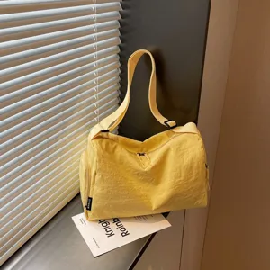Gele sporttas detail, lichte reistas schoudertas met verstelbare riem en handige zijzakken.