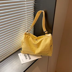 Gele nylon schoudertas, lichte casual reistas met handige ritssluiting voor dagelijks gebruik.