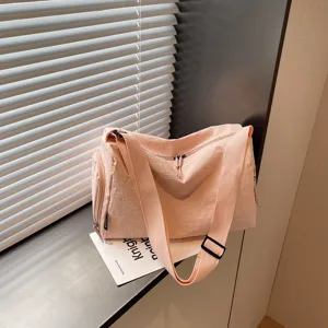 Gedetailleerd overzicht van de roze sporttas, met de nadruk op lichte stof en duurzame ritsen.