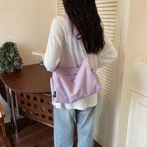 Gedetailleerd overzicht van de lichte paarse casual schoudertas voor dagelijks reizen.